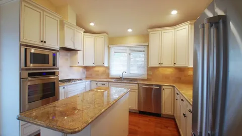 Transform your Henderson, NV kitchen with custom cabinets, quartz counters, and expert open-concept designs.